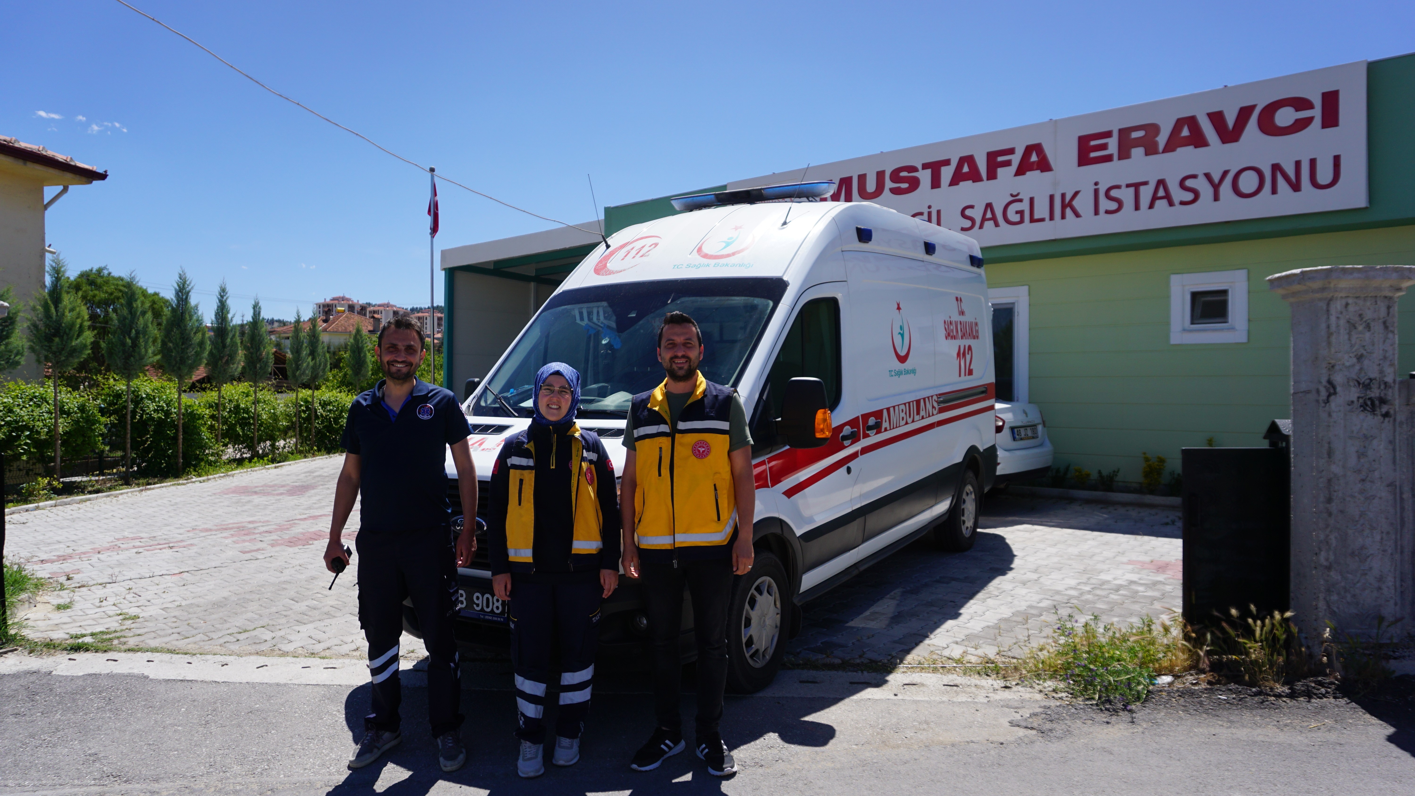 Hastaneyi beklemeyip ambulansta doğan Nehir bebek paramedik ekibiyle buluştu