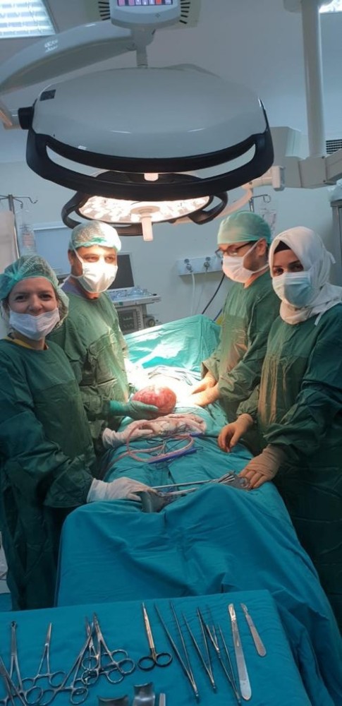 Hastanın karnından 3 kiloluk kist çıktı 