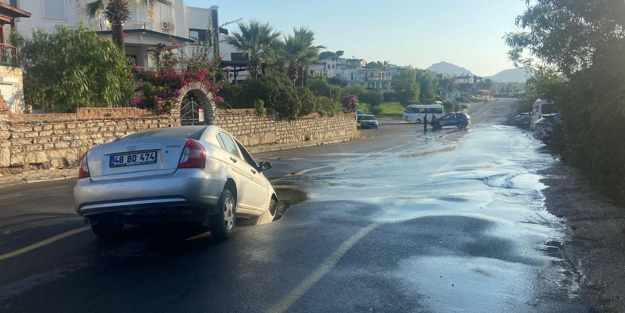 Hat patladı, oluşan çukura otomobil düştü