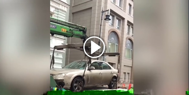 Hatalı park eden arabayı çekerken haşat etti!