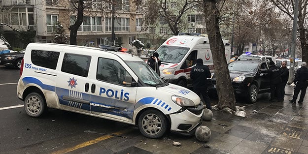 Hatalı park eden lüks otomobile polis aracı çarptı! 2 polis yaralı