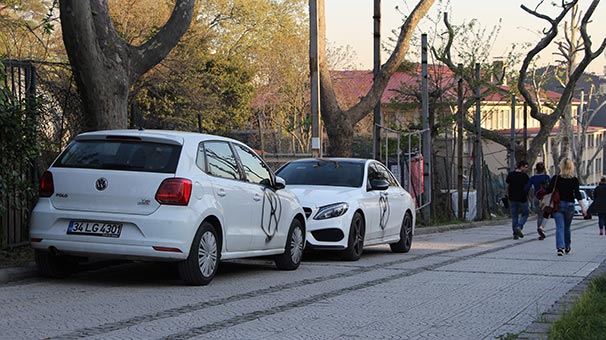 Hatalı park yapan araçlara vatandaştan boyalı ceza
