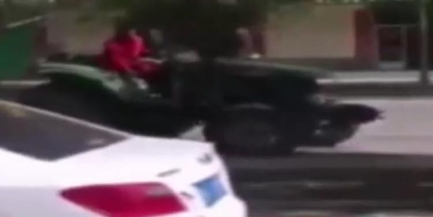 Hatalı parklara kızdı, araçları hurdaya çevirdi