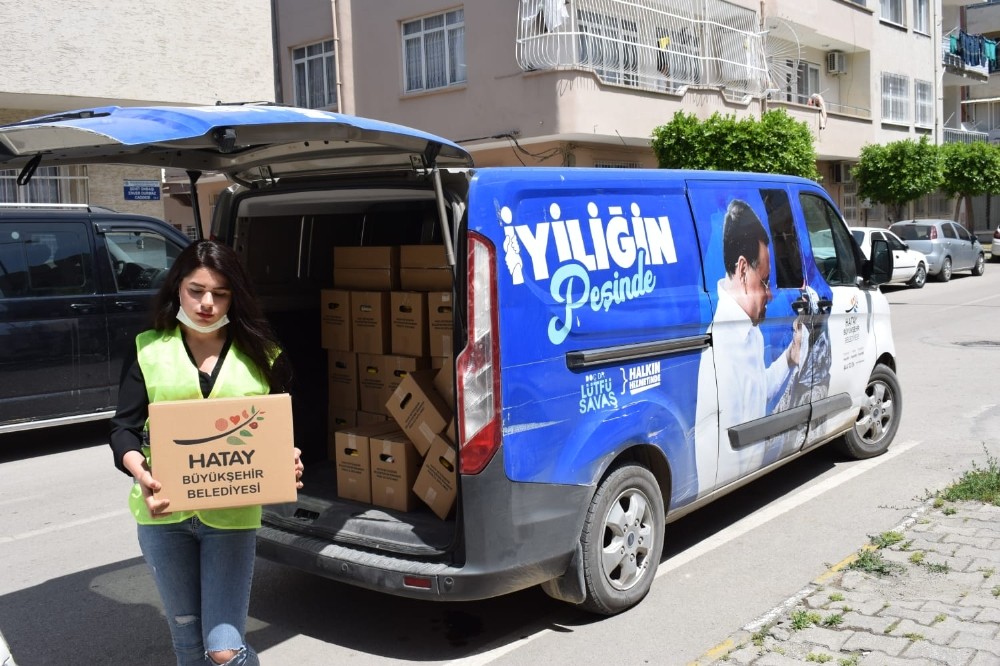 Hatay Büyükşehir Belediyesi İskenderun’da 45 mahalleye gıda kolisi dağıttı 