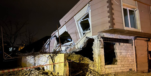 Hatay depreminde 2 katlı binanın yarısı yıkıldı