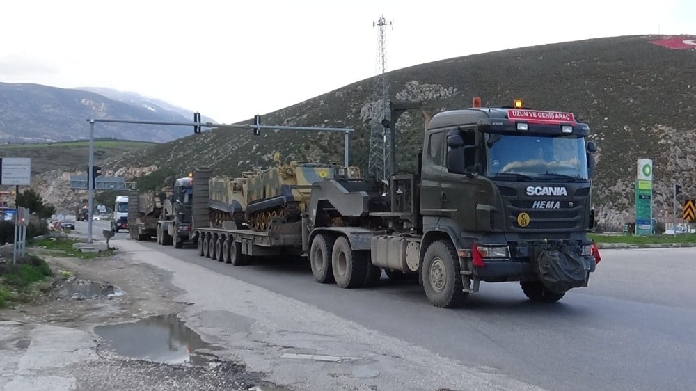 Hatay sınırına yoğun askeri araç sevkiyatı 