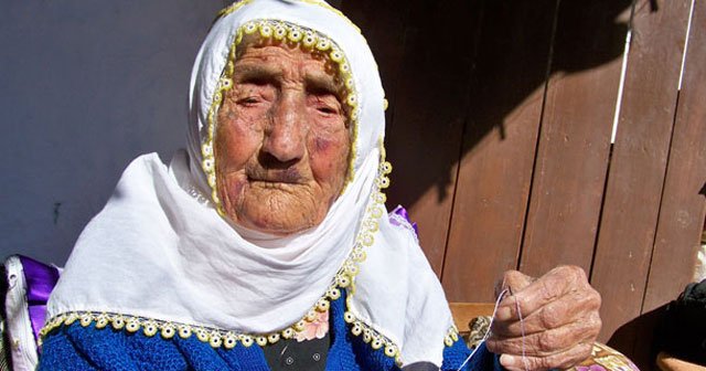Hatay'da 110 yaşında gözlüksüz iğneye iplik takıyor
