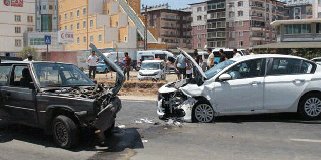 Hatay’da 2 otomobil çarpıştı! 4 kişi yaralandı
