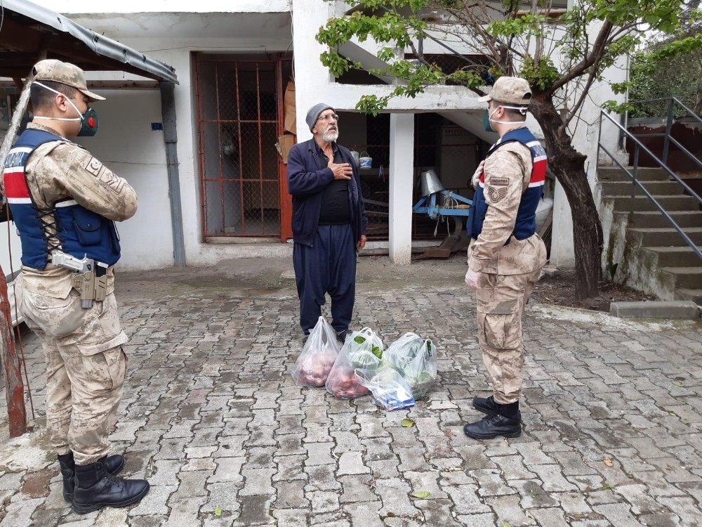 Hatay’da 65 yaş üstü vatandaşların yardımına jandarma koştu 