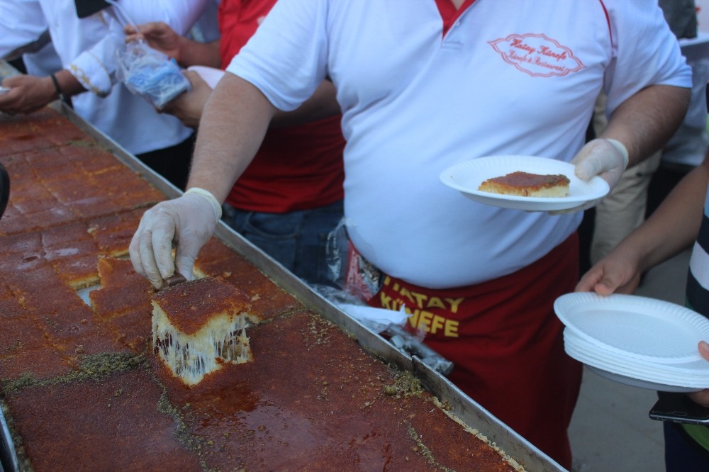 Hatay’da 80 metrelik künefe şöleni 
