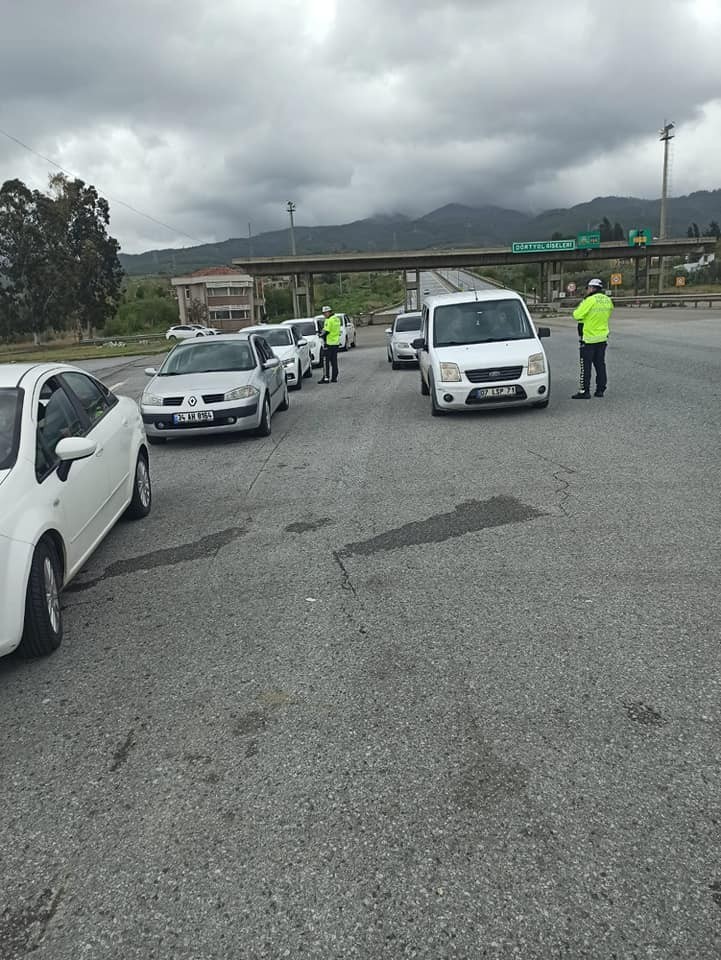 Hatay’da araçlar giriş ve çıkışlarda denetleniyor 