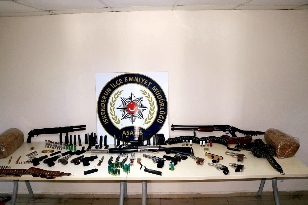 Hatay’da aranan kişilere yönelik operasyonda çok sayıda silah ele geçirildi 