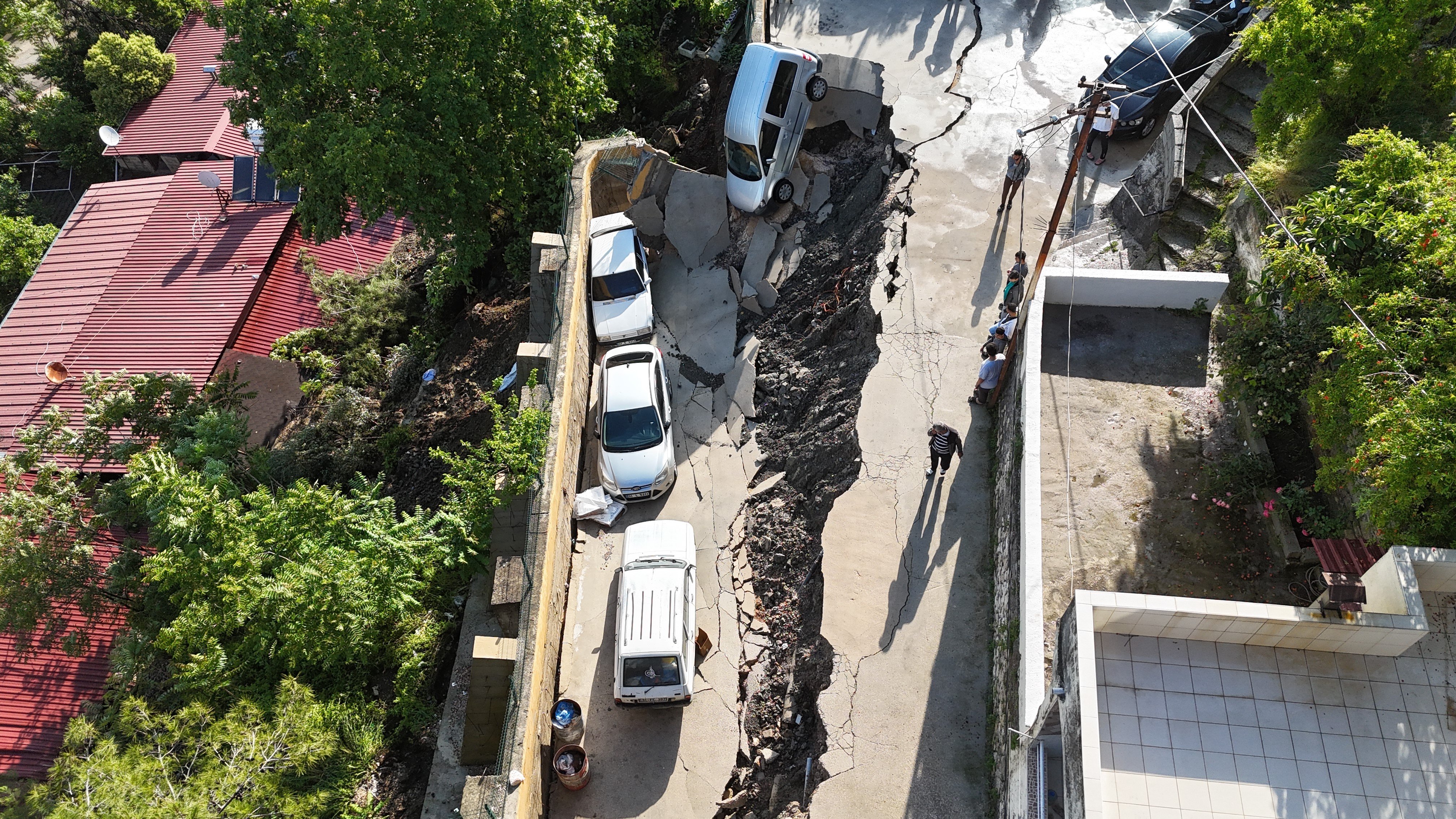 Hatay'da aşırı yağış felaketi, çöken yol 5 aracı yuttu