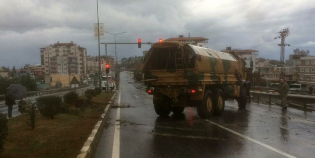 Hatay'da askeri araç refüje çarptı: 1 yaralı