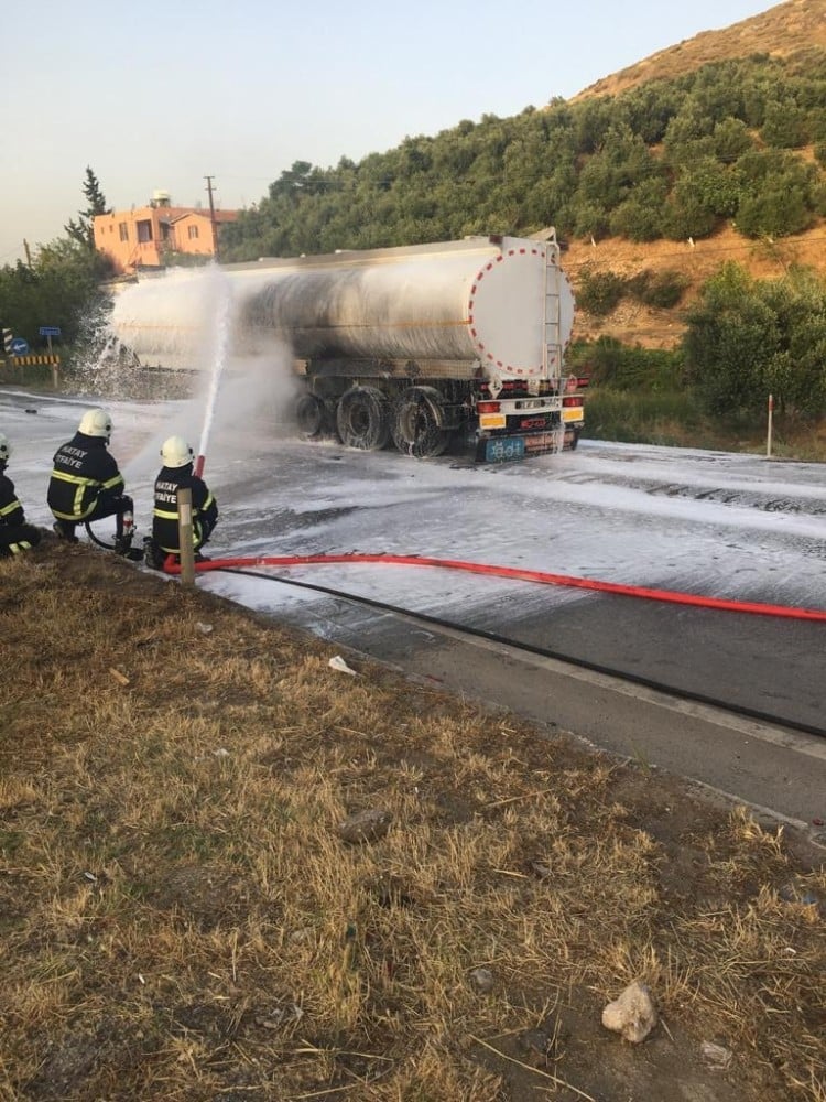 Hatay’da benzin yüklü tanker alev aldı, facia kıl payı atlatıldı 