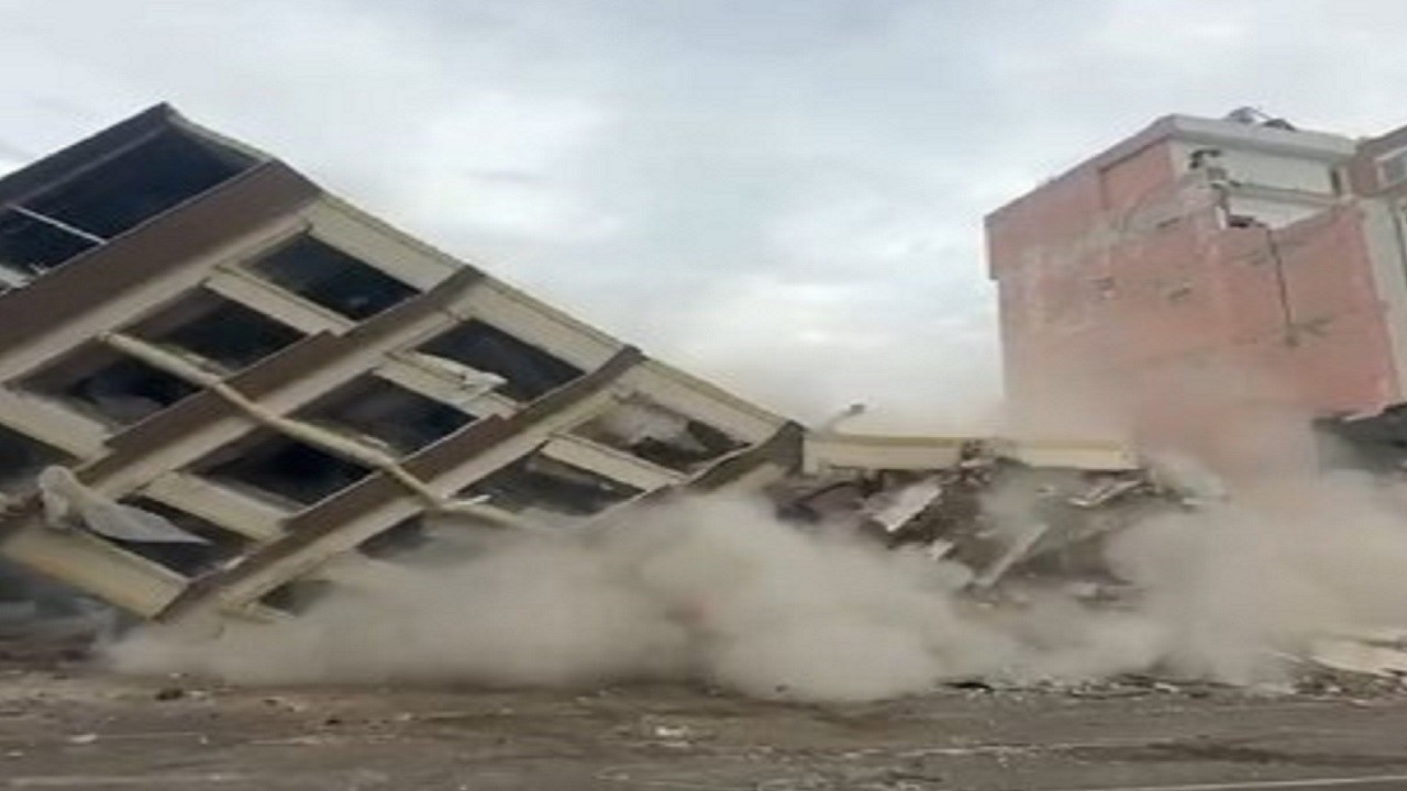 8 katlı bina tek dokunuşla yerle bir oldu