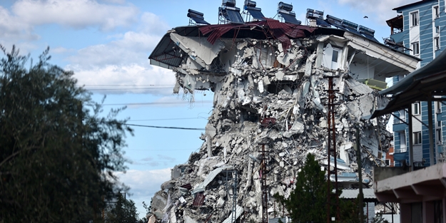 Hatay'da depremlerde ağır hasar alan 6 bina kontrollü yıkıldı