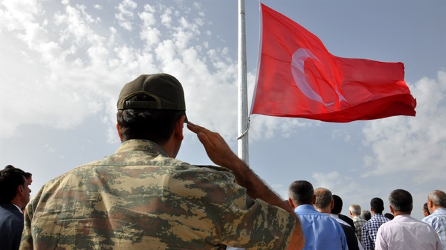 Hatay'da dev bayrak göndere çekildi