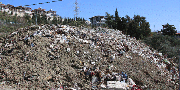 Hatay'da DSİ ekipleri, 50 bin 672 kamyon dolusu moloz taşıdı