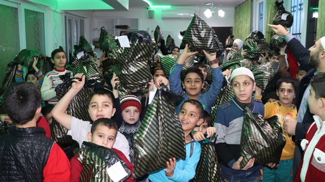 Hatay'da düğün yapmayıp yetimleri giydirdiler