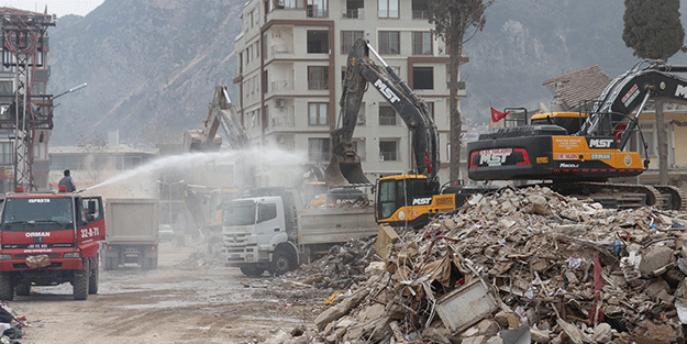 Hatay'da enkaz kaldırma ve yıkım çalışmaları 16 mahallede sürüyor
