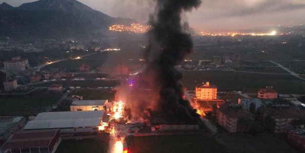 Hatay'da fabrikada yangın