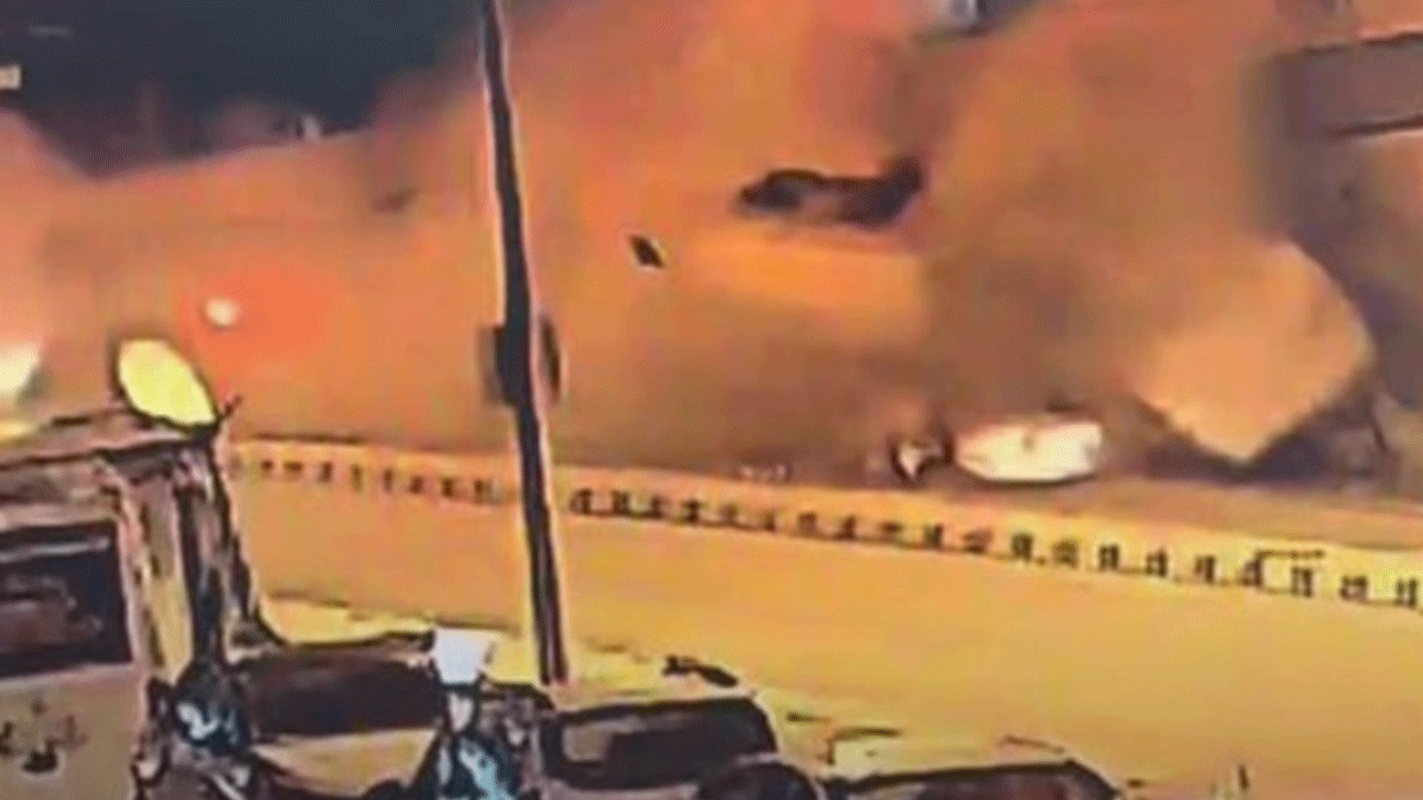 Hatay'da feci kaza: Freni patlayan arasöz duvara çarptı!