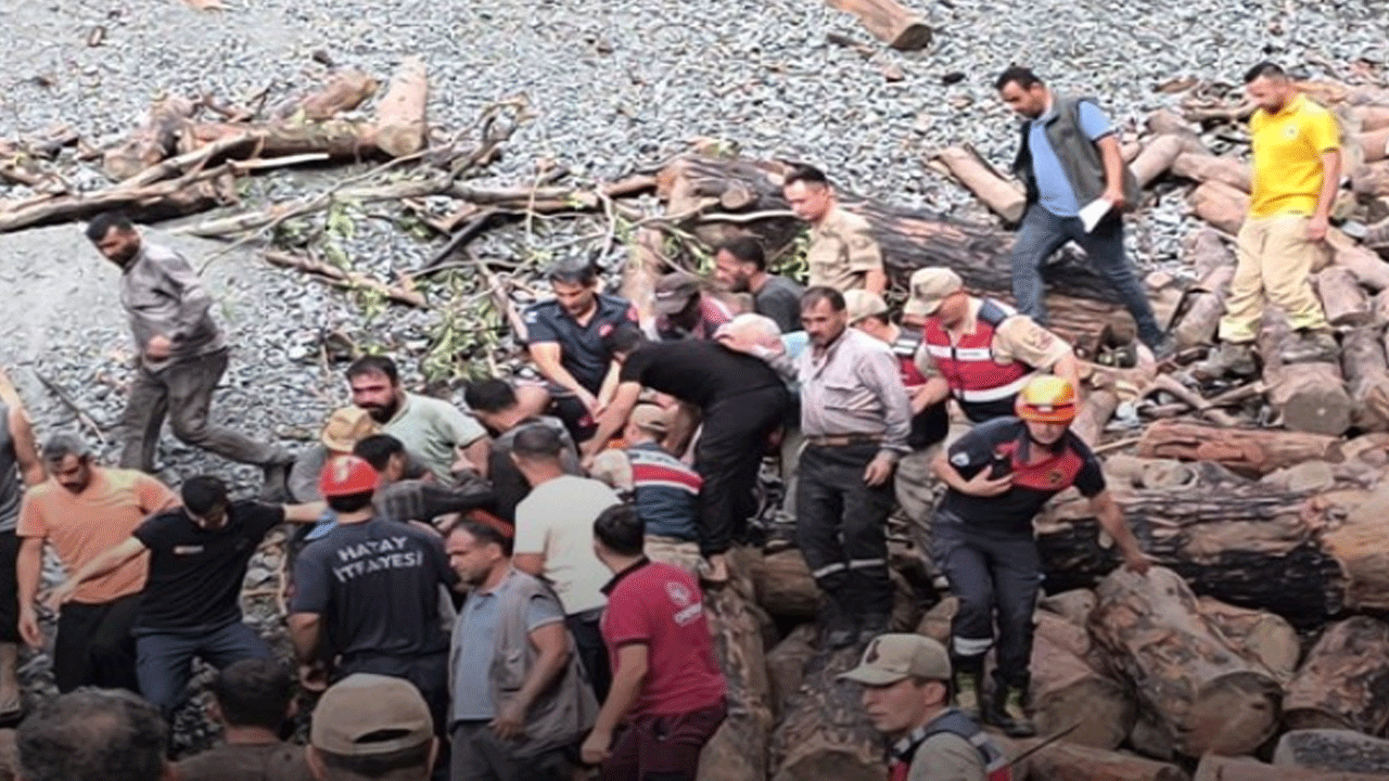Hatay'da feci kaza: Kepçe uçuruma yuvarlandı!