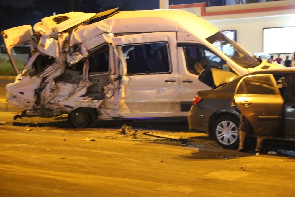 Hatay’da freni patlayan kamyon 12 araca çarptı: 2 çocuk 13 kişi yaralandı 