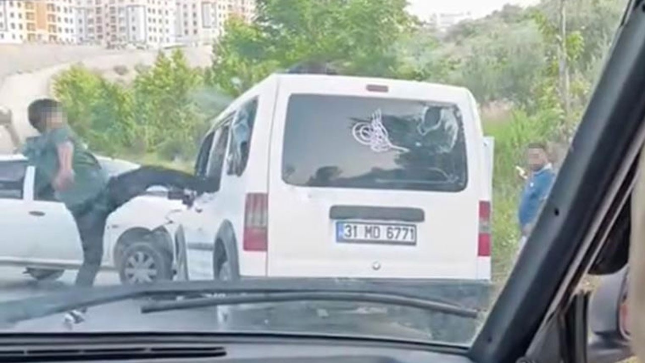 Hatay’da hayrete düşüren görüntü! Kaza yaptıkları araca saldırdılar