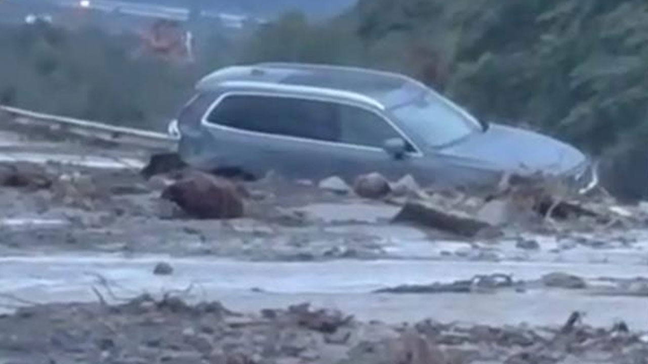 Hatay’da heyelan! Otoyolda ulaşım durdu