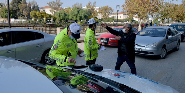 Polise artistlik yaptı ceza yemekten kurtulamadı!