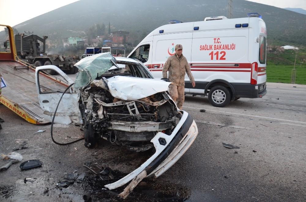 Hatay’da iki otomobil çarpıştı: 2 yaralı 