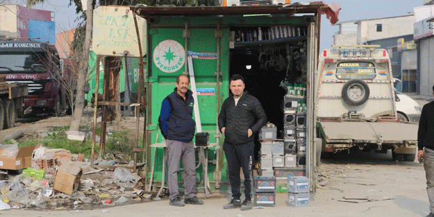 Hatay'da ilginç görüntü! Bu konteynere bakan bir daha bakıyor