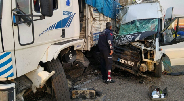 Hatay'da işçileri taşıyan minibüs kamyonla çarpıştı: 1 ölü 24 yaralı