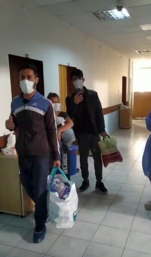 Hatay’da iyileşen 3 korona virüs hastası alkışlarla taburcu edildi 
