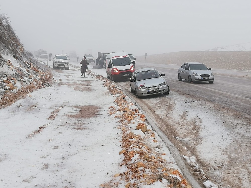 Hatay’da kar ve buzlanma kazalara neden oldu 