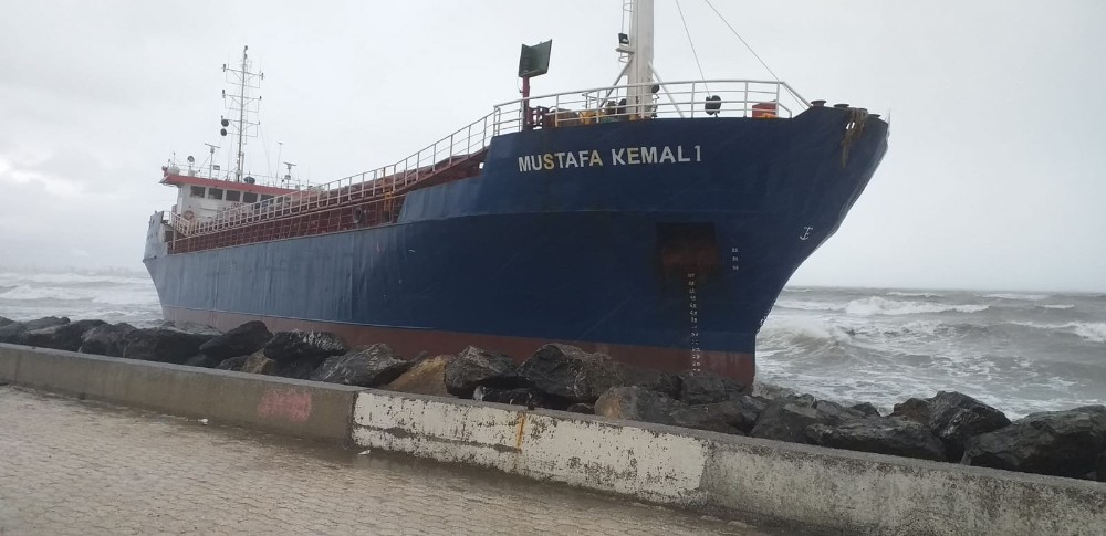 Hatay’da kargo gemisi karaya oturdu 