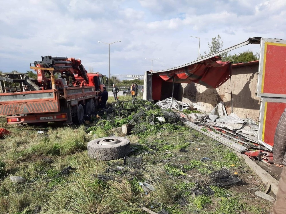 Hatay’da kontrolden çıkan tır devrildi: 2 yaralı 
