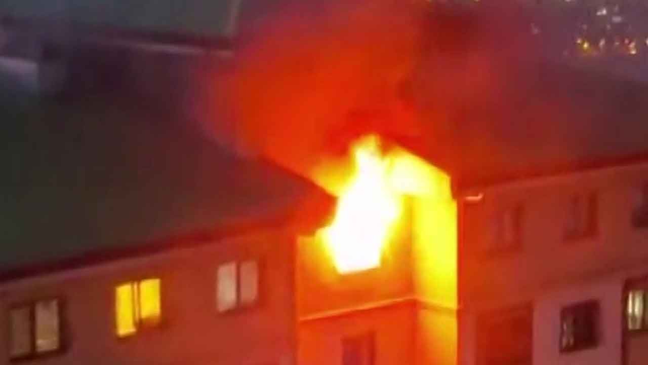 Hatay'da korku dolu dakikalar! Alevlere teslim olan dairede tüp patladı, 13 kişi ölümün kıyısından döndü!