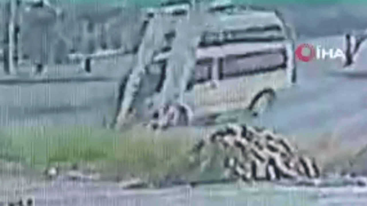 Hatay'da korkunç kaza! Minibüsün takla attığı anlar kamerada!