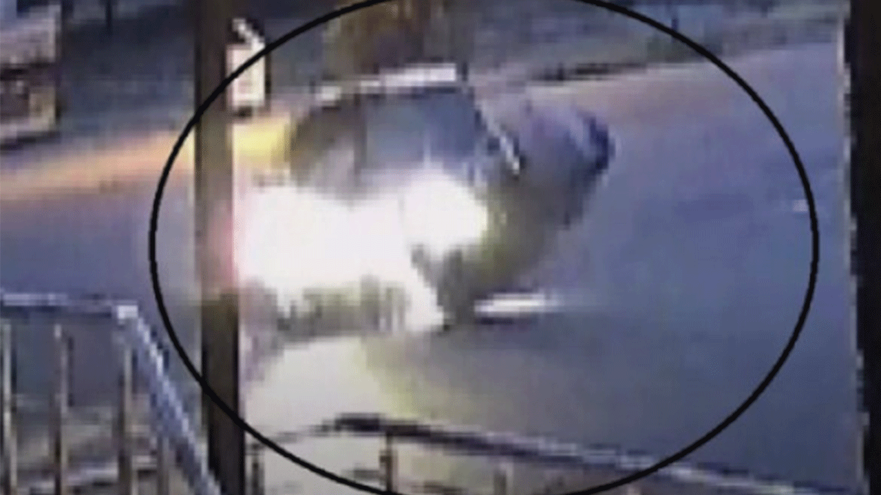 Hatay'da korkunç kaza: Motosiklet otomobile ok gibi saplandı!