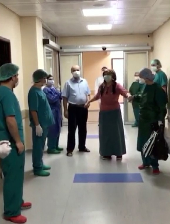 Hatay’da korona virüs tedavisi tamamlanan iki hasta alkışlarla taburcu oldu 