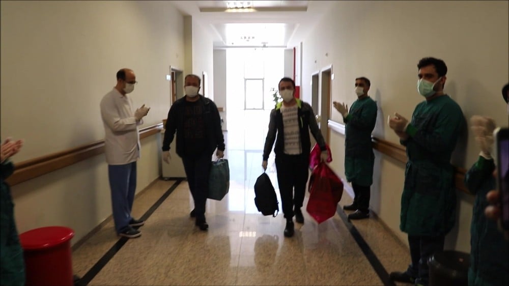 Hatay’da koronayı yenen 30 hasta alkışlarla taburcu edildi 