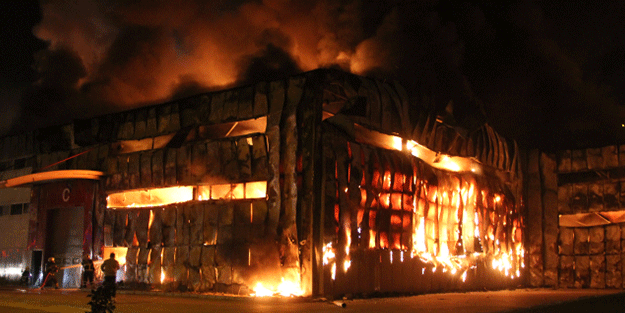 Hatay'da mobilya fabrikasında çıkan yangın söndürüldü