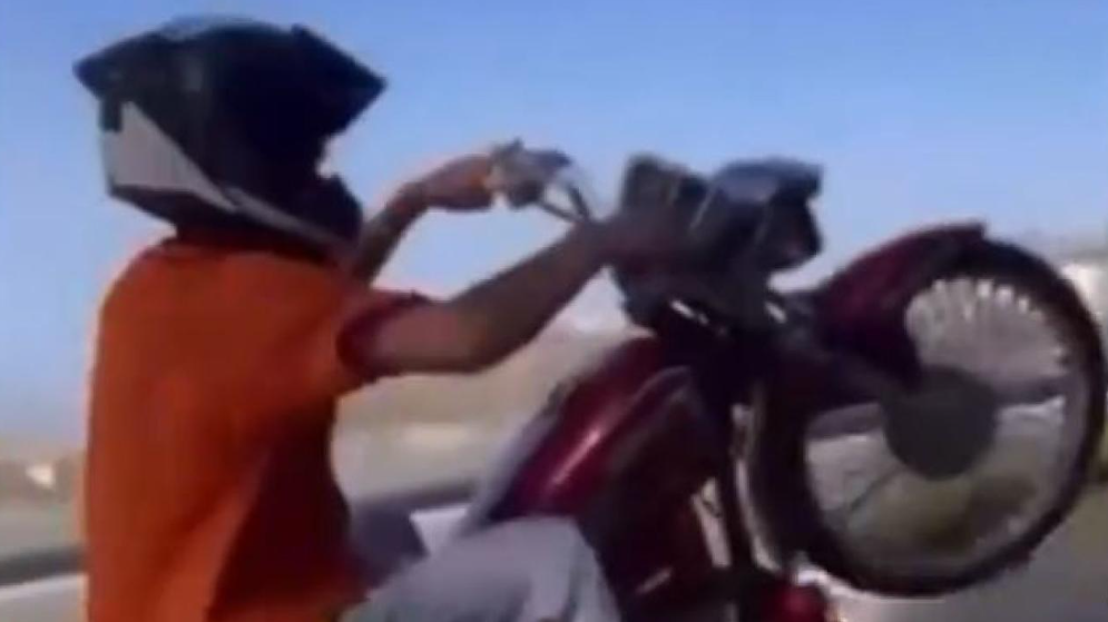 Hatay’da motosikletli magandaya rekor ceza! Hem ehliyetsiz hem kasksız: Akrobatik şovun sonu karakolda bitti