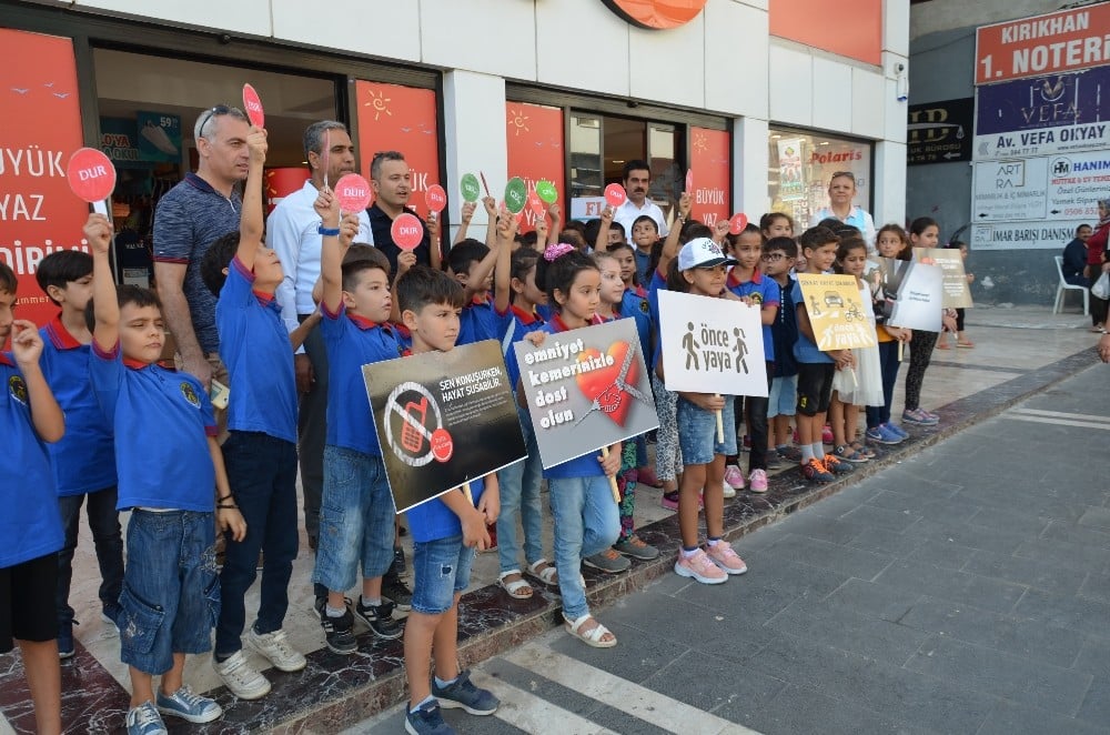 Hatay’da öğrenciler, sürücülere broşür dağıttı 