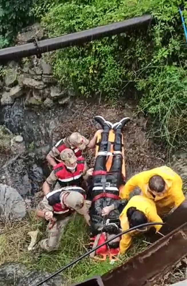 Hatay’da otomobil dereye uçtu: 2 yaralı 