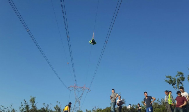 Hatay'da Paraşütçü, yüksek gerilim tellerinde asılı kaldı