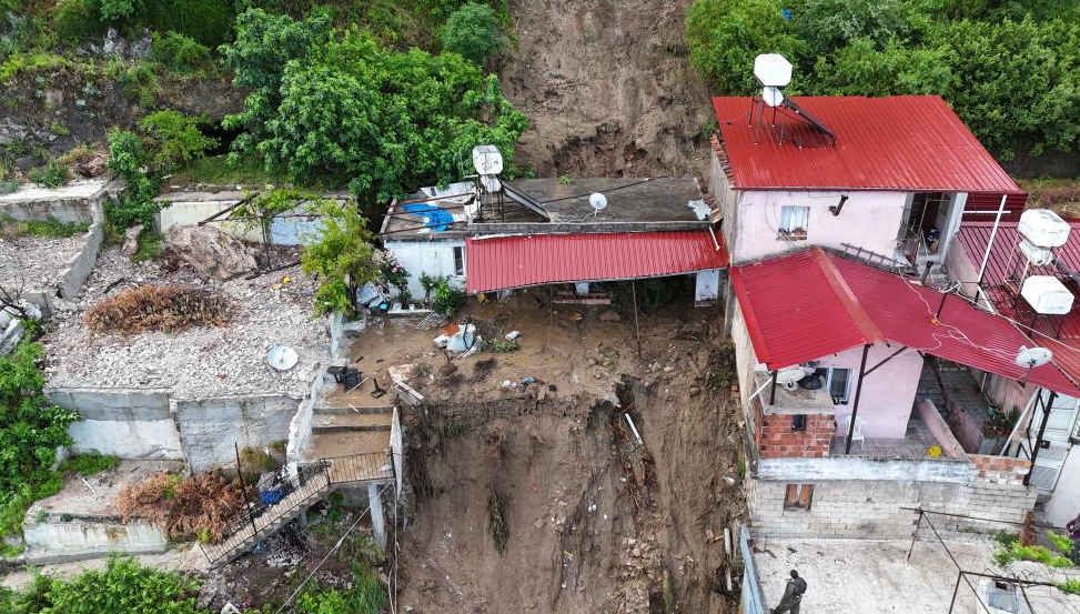 Hatay'da sağanak felaketi: Heyelan altında kalan evden acı haber